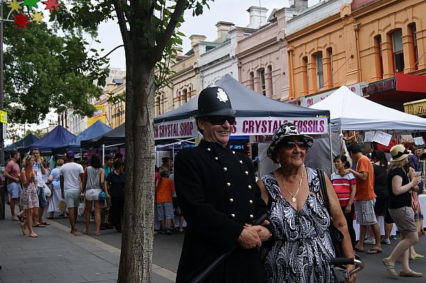 グリーブ・ストリートフェアはシドニーで毎年行われる様々なイベントの中でも最も古いお祭りのひとつ。案内をしてくれるのは植民地時代を思わせる制服を着たポリスマンたち。