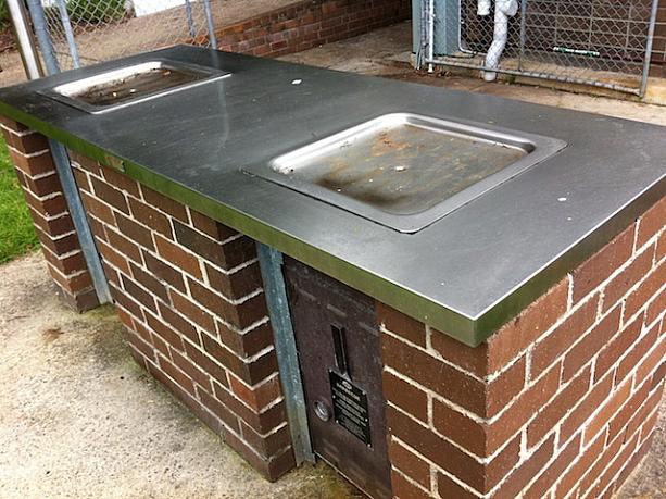 遊び疲れた後はBBQなんていかが？ボタンひとつで鉄板が熱くなってくるオーストラリアのスタンダード型。無料で使えるのが嬉しいですね！