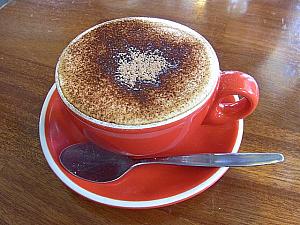 カフェで最も一般的な飲み物、カプチーノは1杯320円ほどとお手軽価格。