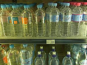 スーパーではペットボトルの水もコーラも300円以上！