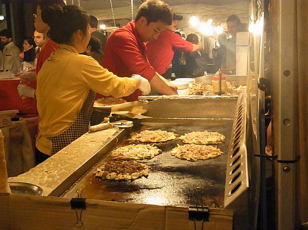 焼き鳥やお好み焼きを売っているテントもありました。寒い夜に、アツアツのお好み焼きおいしそう。