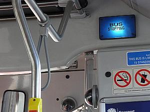 運転席の後ろ、上部にある「Bus Stopping」のサイン。