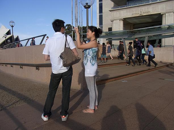 天気予報による本日の最高気温は25度。日中は半そでやこんな肩だしトップスでもOKですが、