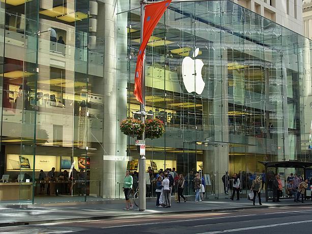 そのお隣りに建つ「アップル・ストア」は一面ガラス張りの3階建てのビル。店内はいつも混んでいます。