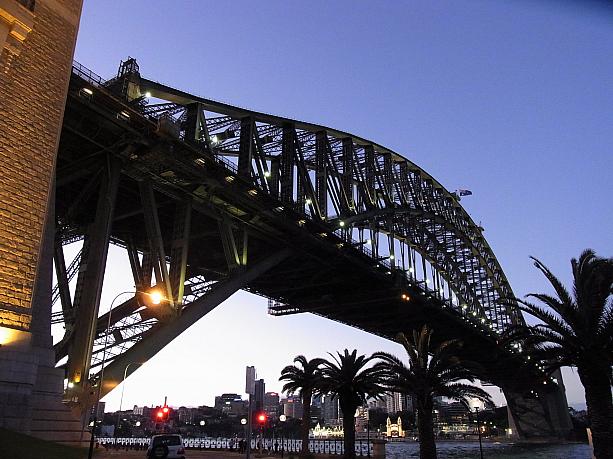 ハーバーブリッジとシドニー湾から打ち上げられる年越し花火。年末シドニーに滞在する方は楽しみにしているはず！