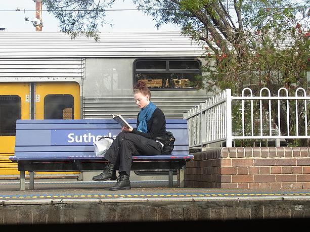 シドニーの電車はダブルデッカーの車両なので、下の席に座ると目線がちょうどホームと同じくらいになります。