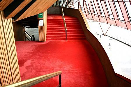 オペラ劇場のほうのカーペットはすべて赤、が映えています。