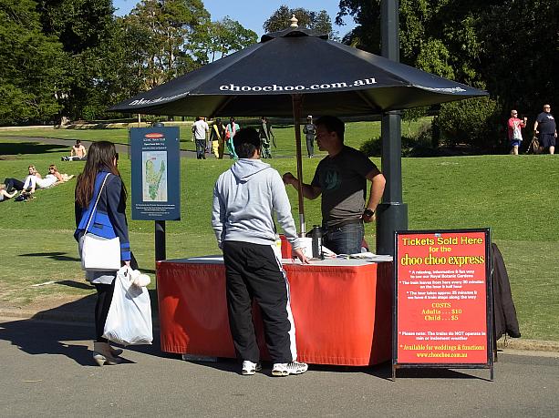 オペラハウス裏の公園ゲートでチケットを購入したら、州立美術館やミセス・マッコリー・ポイントなど4箇所の停車場所で乗り降り自由。