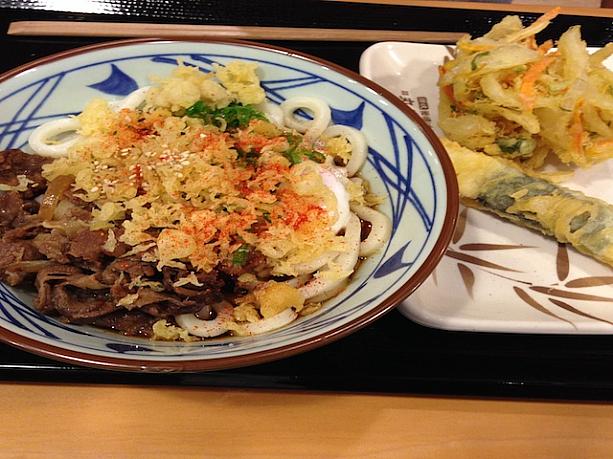 ビーフ温玉うどんに天ぷら２種をトッピング。こしのあるモチモチうどんは日本の味そのまんま！