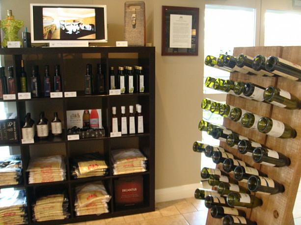 オリジナル商品を出しているワイナリーも多く、ワイン用のバッグやTシャツなどオミヤゲも買えますよ。