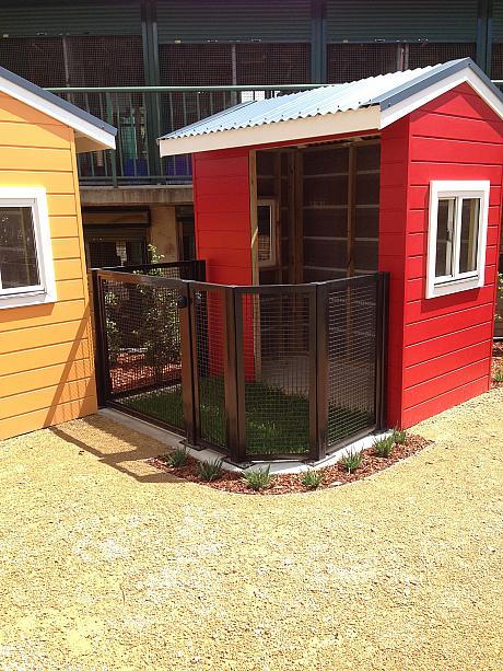 アヒルやフェレット、ウサギなどもいます。こちらはウサギ小屋。ちゃんと専用のお庭までついていてとても住み心地が良さそう！