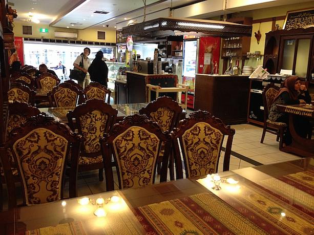 久しぶりにシドニー西部、オーバーンの駅近くにあるマドレストランにトルコ料理を食べに行って来ました。店内に一歩足を踏み入れるとそこはもうトルコ！早速美味しいものを頂いちゃいましょう〜！