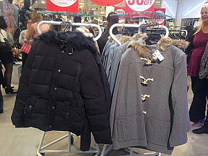 冬でも抜けるような青空は健在。ショッピングセンターの店先にもUGGブーツやコートが登場するなど、冬一色のシドニー。