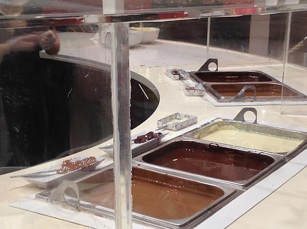 まず、アイスクリーのベースをバニラかチョコレートから選んで、ホワイト、ミルク、ダークチョコレートの３種類のいずれかでコーティングします。