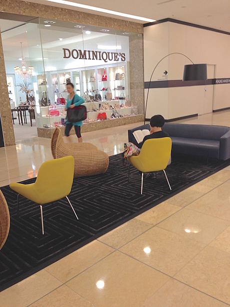 個性派オシャレショップが立ち並ぶ高級ショッピング・センターのチャッツウッド・チェイス。ゆったりとした通路に置かれた休憩用のソファもなかなか素敵なデザイン揃い。