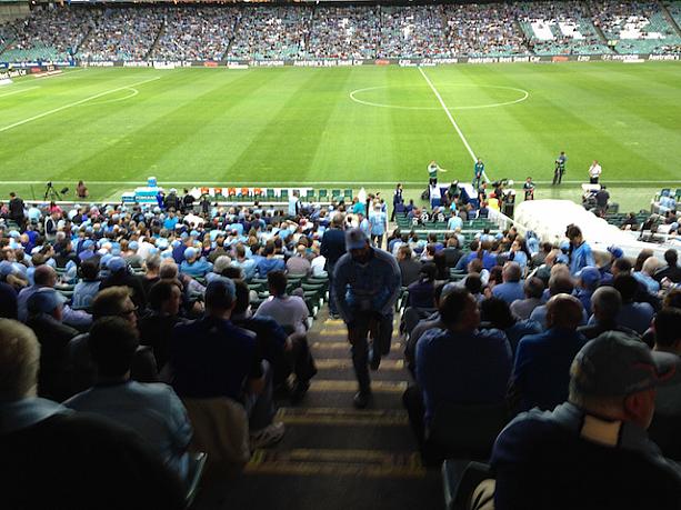 今日の入場者数約21,000。シドニー・ライト・ブルーで埋まったスタジアムはすでに熱気でムンムン。