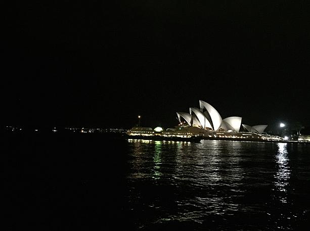 先日、兵馬俑のランタンを見に行ったついでに久しぶりに夜のシドニーハーバー散歩をしてきました。夜の海に静かに流れるように進むフェリーとオペラハウス。とっても静かで幻想的な眺めです。