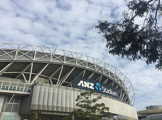 シドニーの人気サッカーチームシドニーFCの試合がオリンピックパーク内にあるANZスタジアムで開催されたので晴れた週末に観戦しに行ってきました。