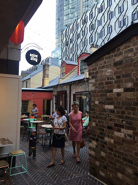セントラル駅から徒歩数分、最近の裏道再開発ブームに乗ってできた東南アジアの屋台街的な「スパイスアレー」が人気です。