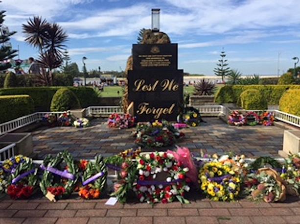この日はアンザック・デイだったので夜明け前から戦没者に対するメモリアル・セレモニーがオーストラリア中で行われていました。ここにも溢れんばかりの追悼と平和を願う花輪がたくさん供えられていました。