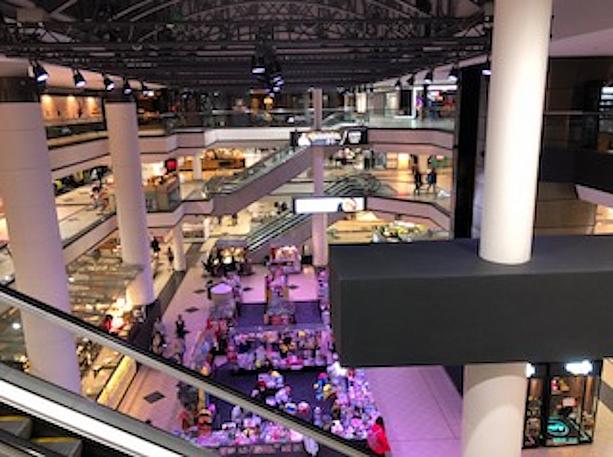 チャイナタウンの中心地にあるランドマーク的ショッピング・センター、マーケットシティの３階が長らくのリノベーションを経て新ダイニング・フロアとして生まれ変わりました。