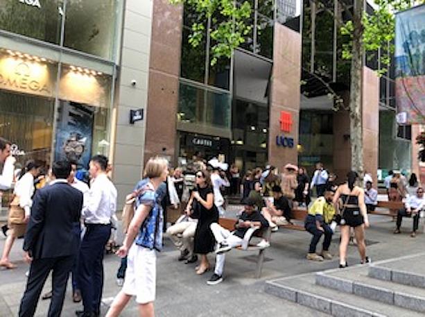 11月の第一火曜日はオージーにとっての国民的イベント「メルボルンカップ」が開催されます。シドニーでもランチタイムから既にお祭りムード。オフィス街のマーティン・プレイスはスーツ＆ドレス姿の人たちが入り混じって不思議な光景。