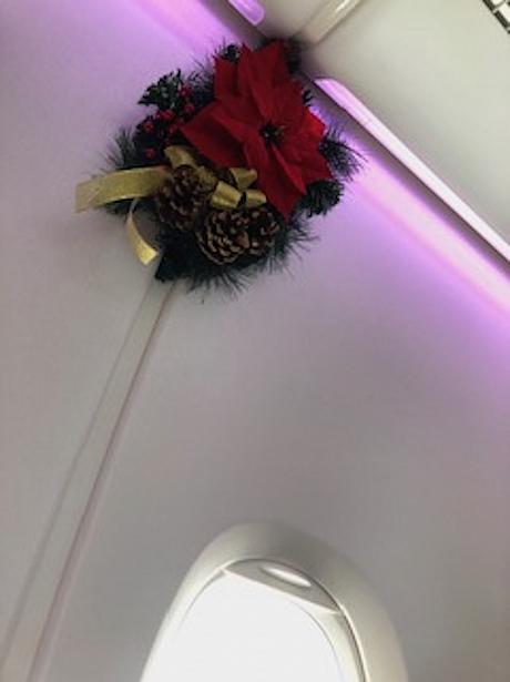 機内に入ったら等間隔のクリスマスリースがお出迎え。無機質な飛行機内もこの時期はちょっといつもより温かみを感じます。クリスマスを過ぎても12月中はどこもこんな感じなのかな？