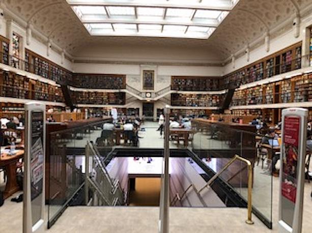 182年に建設されたオーストラリア最古の図書館はどうやら新館と美術館も併設されているらしいとのことで早速静かに探検開始です！