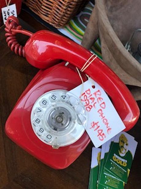 昔懐かしダイヤル式電話。黒じゃなくて赤だから？かなり強気の値段設定にちょっとビックリ。