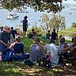 この日はマラソンならぬフェリーソンや音楽＆放水のショーなどシドニー湾を舞台に多くの催しがあるため、ピクニックしながらのんびり鑑賞。