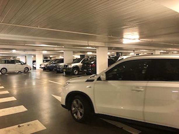 今日も朝から駐車場はほぼ満車状態。