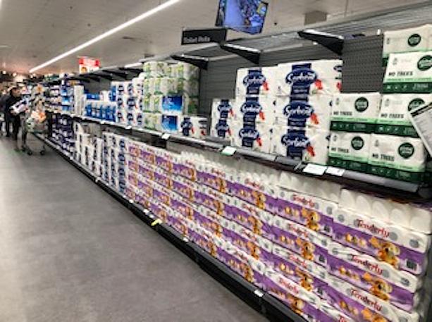 VIC州で新型コロナウィルスの新規感染者数が拡大したことにより大手スーパーマーケットで生活必需品の購入制限が導入されました。そろそろトイレットペーパーの備蓄がきれそうだったので買いに行くも棚にはごらんの通り余裕の品揃え。
