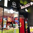 入り口外側にはチーズケーキでお馴染みの「鉄おじさんのチーズケーキ（Unclw Tetsu)」ガラス張りのオープンキッチンが通行人の目を惹きます。