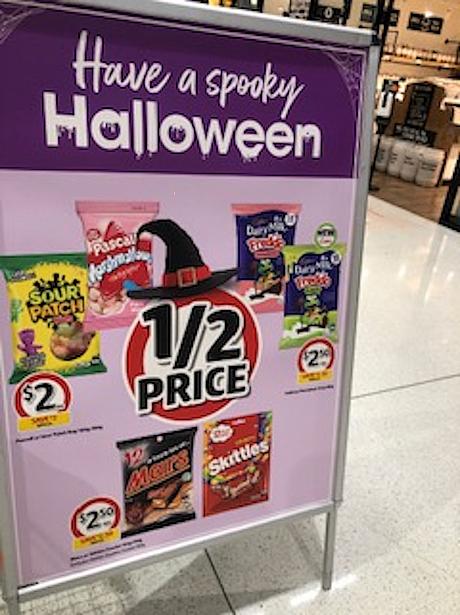 日本も今年はハロウィンに関するイベントが自粛傾向にあるとニュースでみましたがきっと世界規模で同じことが行われているのでしょう。スーパーで半額セールをするもなかなか苦戦しているようです。