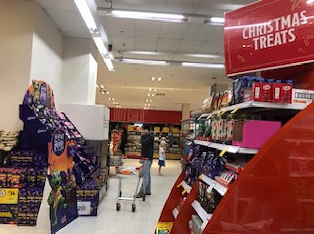 が、その向かいにはすでにクリスマス用の棚が！オーストラリア全土でクリスマスの規制緩和に向けて頑張っているニュースが多数流れているので消費者もすでにクリスマスに気持ちがフォーカスされているのかも？