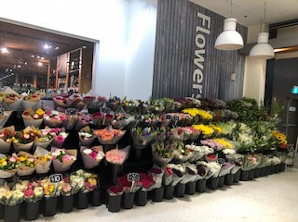 こちらはスーパーマーケットの入り口にある花売り場。いつも通りカラフルな切り花がズラリと並ぶその端に…