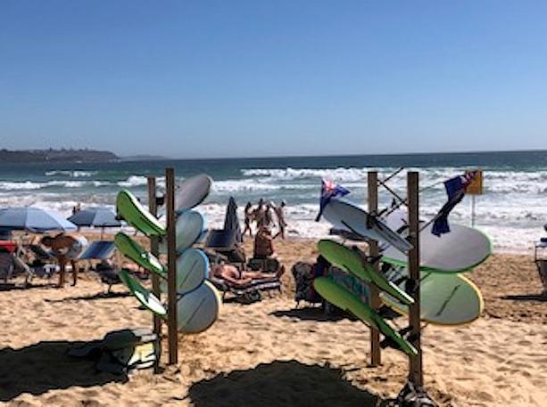久しぶりの夏日に加えて密を避けるには屋外だ！との考えからなのかこの日のビーチは大混雑。それぞれのスタイルでオーストラリア・デイの祝日を過ごしていました。
