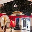 そのお隣のQVBのクリスマス・ツリー。今年はいつもと様子が違って地上階部分の木の幹がありません。おかげでスムーズに通行が可能！