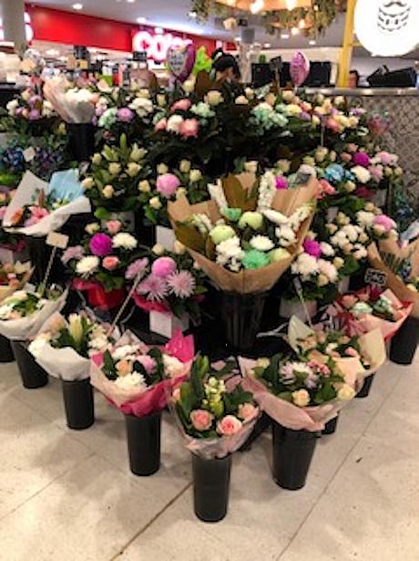 今年の母の日は天気も良く去年に比べてかなり人出の多い大型ショッピングモール。お花屋さんも大盛況で補充する側から売れていきます。日本のカーネーションのように特にこの花！と言うルールはないらしくカラフルな花束で溢れていました。