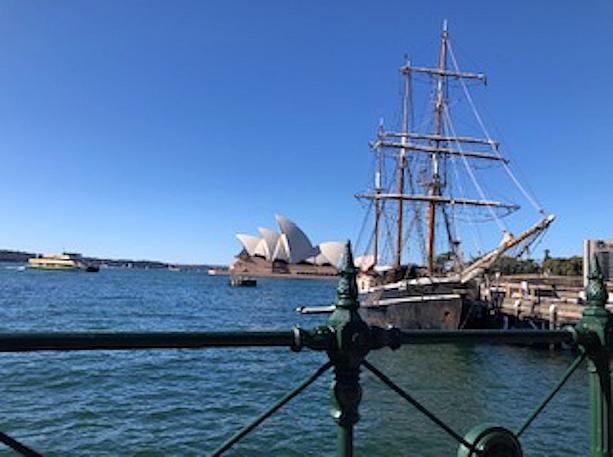 橋の近くまで歩くと右手に帆船、その向こうにはオペラハウス。これぞTheシドニーの景色なり！