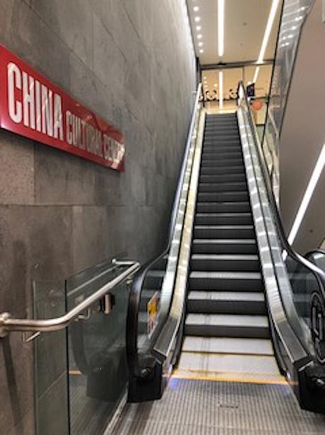シティのタウンホールからほど近いオフィスビルにある中国文化センター。現在こちらで素晴らしい刺しゅう展が開催中とのことで早速行ってみました。ビルに入ってすぐのエスカレーターの正面でパンダたちがお出迎えしてくれています。