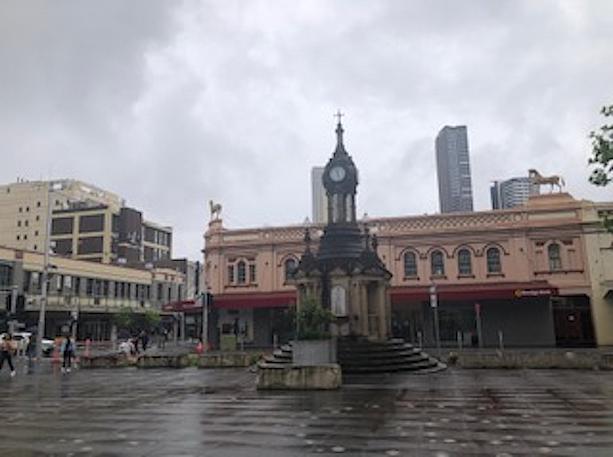 所用があって数年ぶりにシドニー西部の大きな街パラマッタへ行ってきました。あいにくの空模様でしたがまずは駅前広場からお散歩スタート！