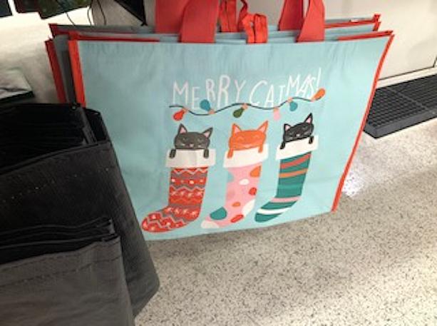 普段はシンプルなエコバッグもクリスマス・バージョンになっていました。ラッピングする時間がなかったらこの大きなバッグに詰め込んで持ち手にリボンを結ぶだけでも十分クリスマス仕様になりそうです。