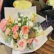 日本の用に冷蔵ケースからお花を選んで花束にしてくれるお店は少なく、出来合いの花束を買うのが一般的。そしてお値段も平気で１万円近くしちゃうのです！