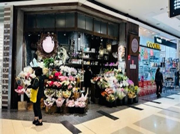 ショッピングセンターで見かけたお花屋さん。カラフルな色合いについつい引き寄せられてしまいます。
