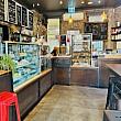 小さいけれども開放感あふれる店内にはパイ、ケーキ、コーヒー・セクションに分かれています。