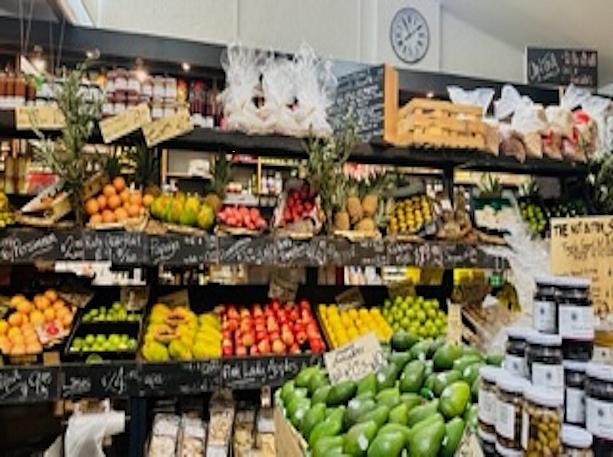 このお店の素晴らしいところは青果市場並みのフレッシュな野菜と果物が常時揃っていること。