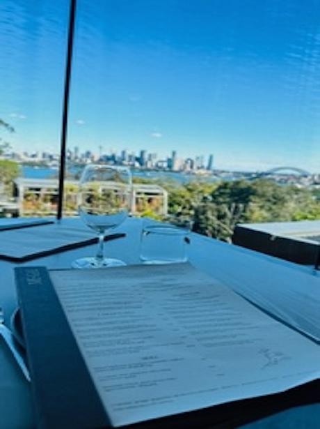 向こうにシドニーのビル群とハーバーブリッジを眺めながらのんびりメニューを眺める至福のひととき。