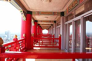 赤い柱が特徴的な客室のベランダ。