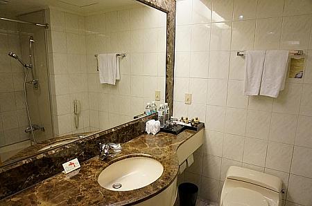 昔ながらの洗面台ですが、大きな鏡と横長の台が使いやすそう